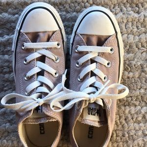 Taupe low top women’s converse